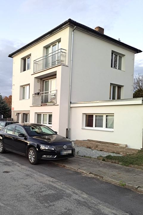 Budova Penzionu Mamuna v Hamru – třípodlažní dům s balkony