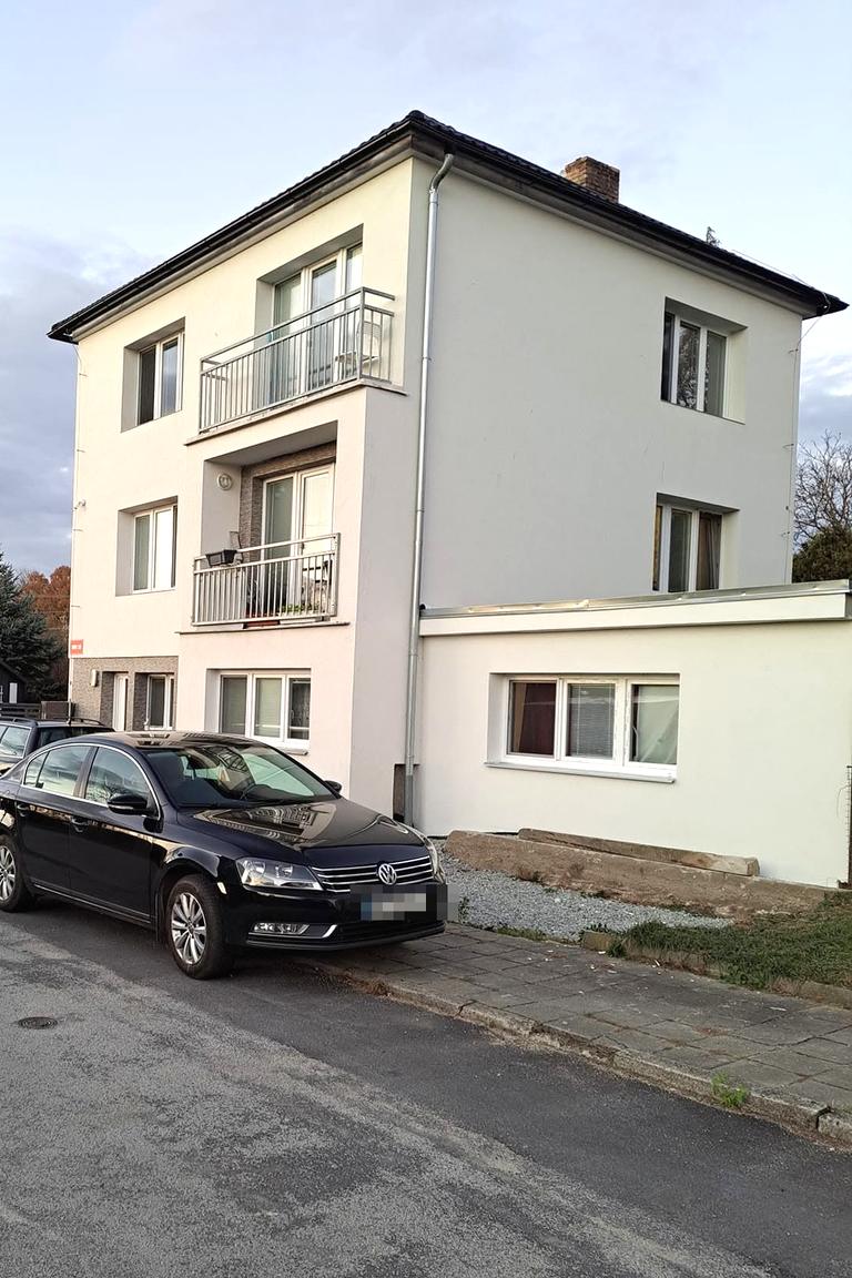 Budova Penzionu Mamuna v Hamru – třípodlažní dům s balkony