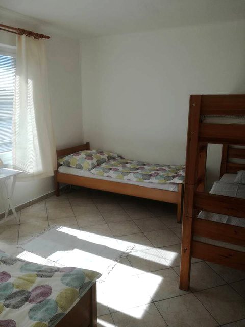 Pokoj v apartmánu Penzionu Mamuna s lůžky a dlažbou